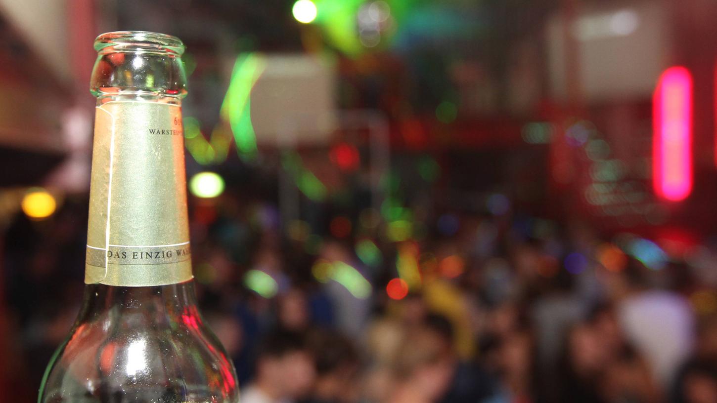 Ein feiernder Junge trank von einer Flasche, die Reinigungsmittel enthielt (Symbolbild).
Ein feiernder Junge trank von einer Flasche, die Reinigungsmittel enthielt (Symbolbild).