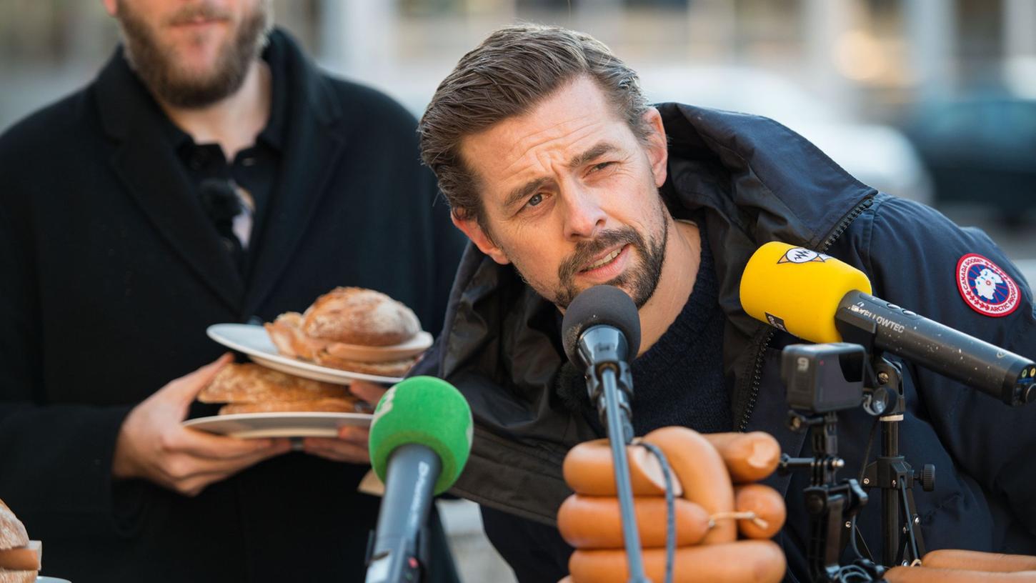 Mann mit Würsten - und vielen Talenten: Als Moderator wurde Klaas Heufer-Umlauf bekannt. Doch auch als Musiker und Schauspieler ist der 39-Jährige unterwegs. Mann mit Würsten - und vielen Talenten: Als Moderator wurde Klaas Heufer-Umlauf bekannt. Doch auch als Musiker und Schauspieler ist der 39-Jährige unterwegs.
