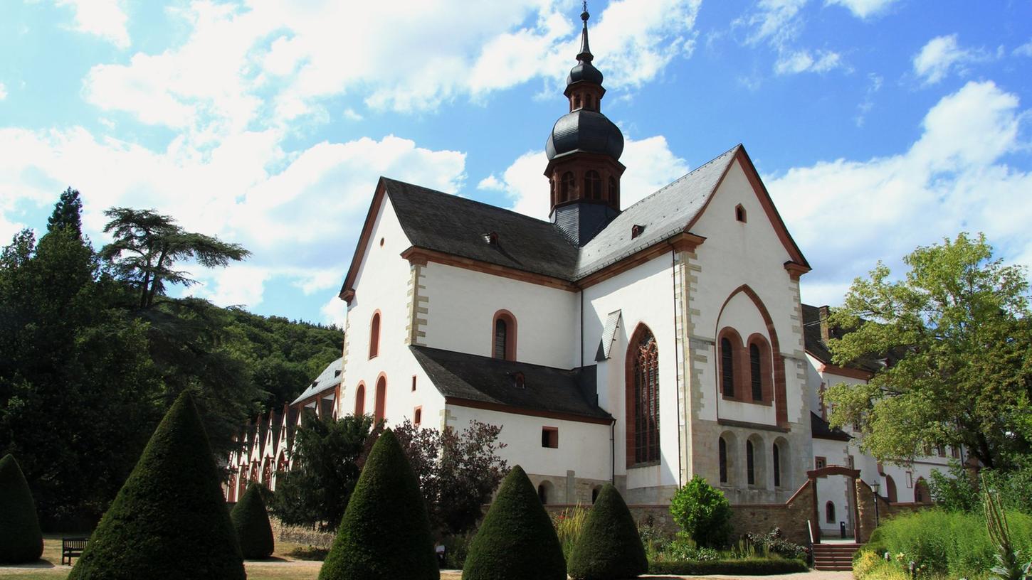 Am Kloster Eberbach startet die Wanderung über den Klostersteig. Am Kloster Eberbach startet die Wanderung über den Klostersteig.