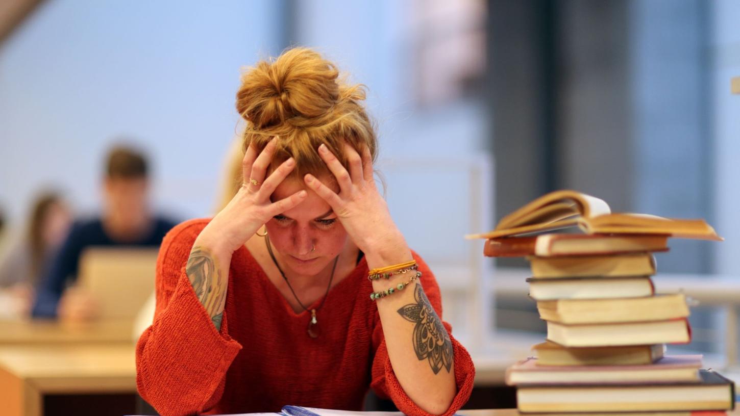 Machen die Eltern Druck, weil es im Studium nicht vorangeht? Oft kann ein offenes Gespräch weiterhelfen. Machen die Eltern Druck, weil es im Studium nicht vorangeht? Oft kann ein offenes Gespräch weiterhelfen.