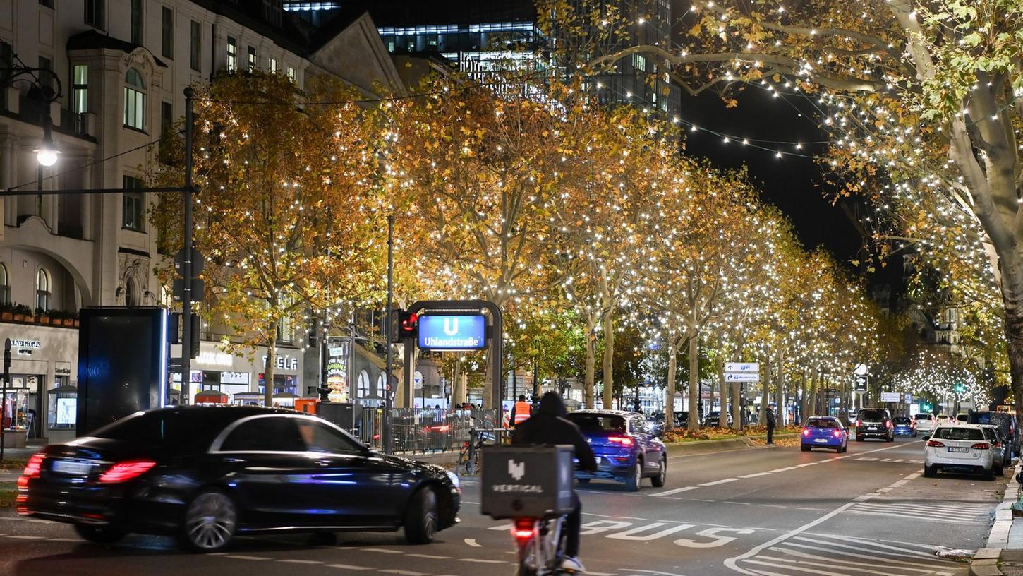 Lichter leuchten in den Bäumen entlang des Kurfürstendamms in Berlin. Wegen der Energiekrise könnte es dort in diesem Jahr weniger funkeln. Lichter leuchten in den Bäumen entlang des Kurfürstendamms in Berlin. Wegen der Energiekrise könnte es dort in diesem Jahr weniger funkeln.