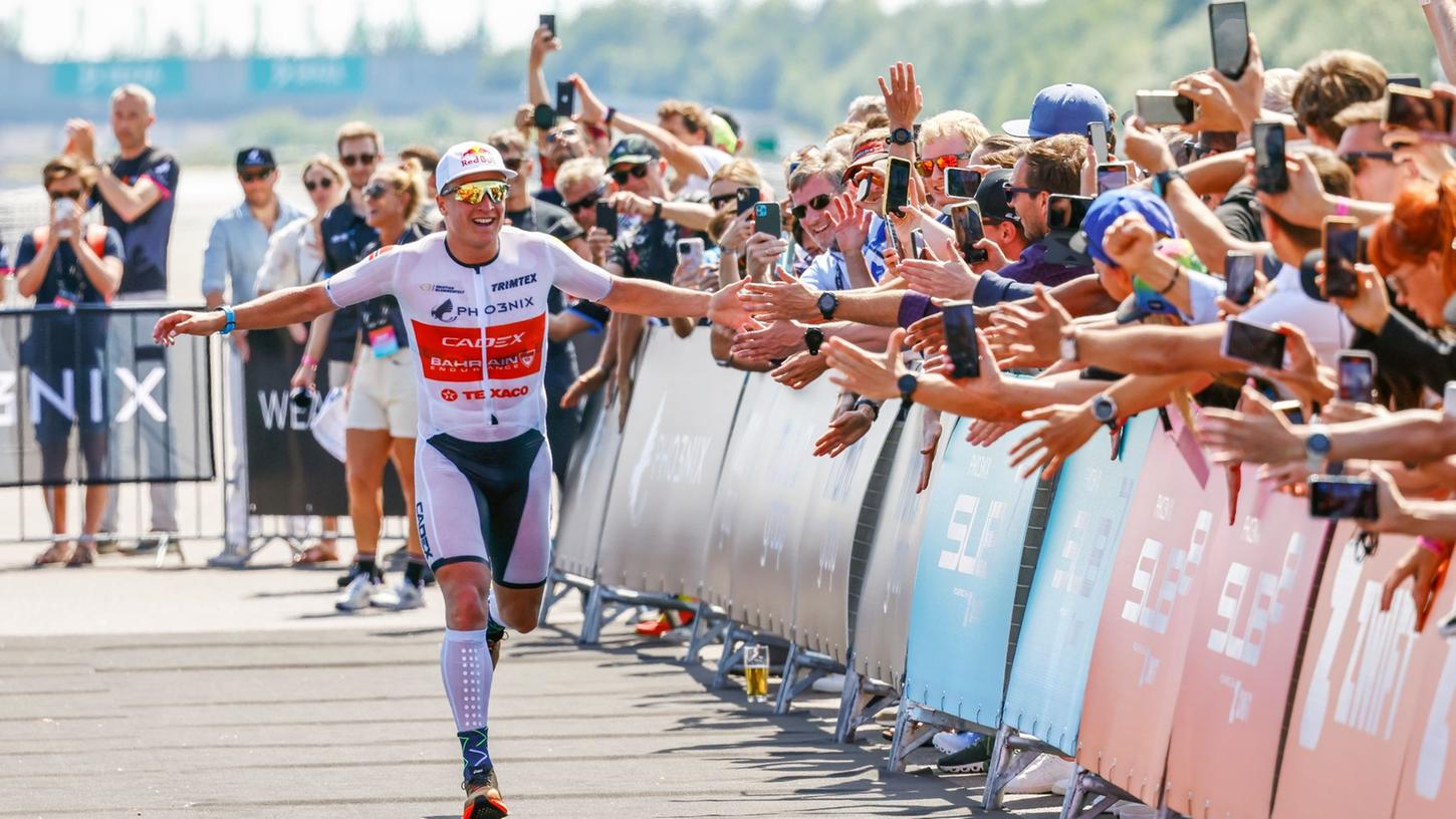 Der Norweger Kristian Blummenfelt würde sich gerne mit Jan Frodeno messen, bevor dieser Ende 2023 seine Karriere beendet. Der Norweger Kristian Blummenfelt würde sich gerne mit Jan Frodeno messen, bevor dieser Ende 2023 seine Karriere beendet.