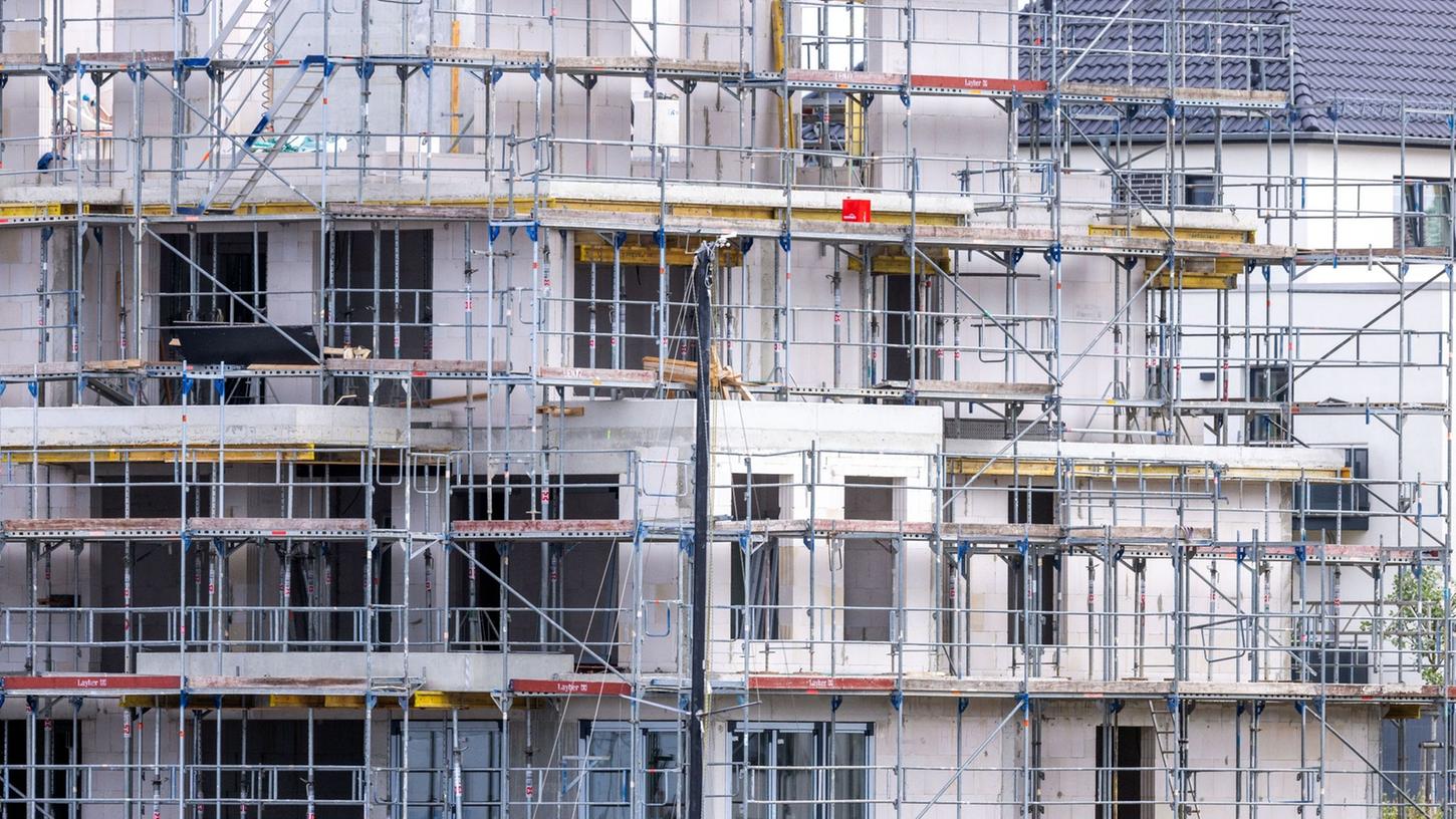 Steigende Zinsen und Preise sowie Unsicherheiten wegen des Ukraine-Kriegs machen sich auf dem Markt für Wohnimmobilien bemerkbar. Steigende Zinsen und Preise sowie Unsicherheiten wegen des Ukraine-Kriegs machen sich auf dem Markt für Wohnimmobilien bemerkbar.