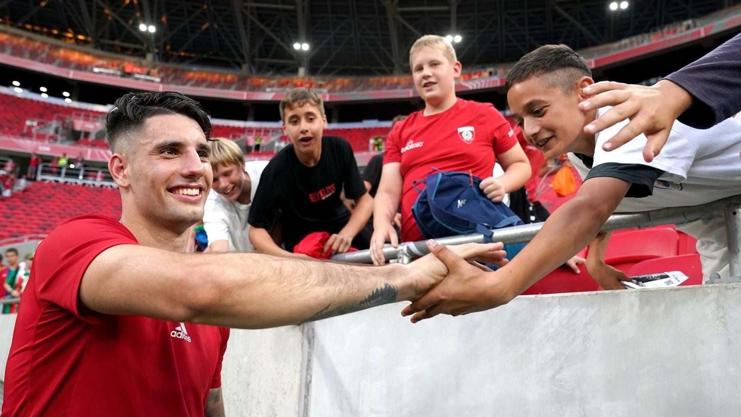 Ungarns Dominik Szoboszlai (l) klatscht nach einem Spiel mit Fans ab.