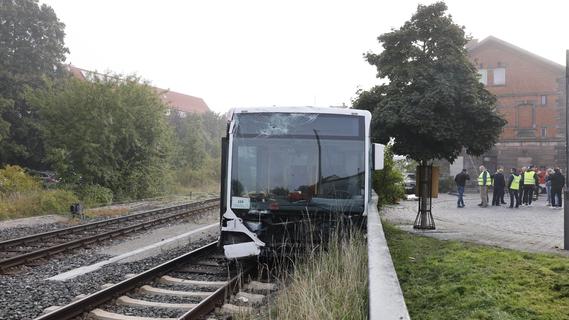 Kurios: Bus steht nach Kollision auf Zirndorfer Bahnhofsgleis - Spezialkran rückt an