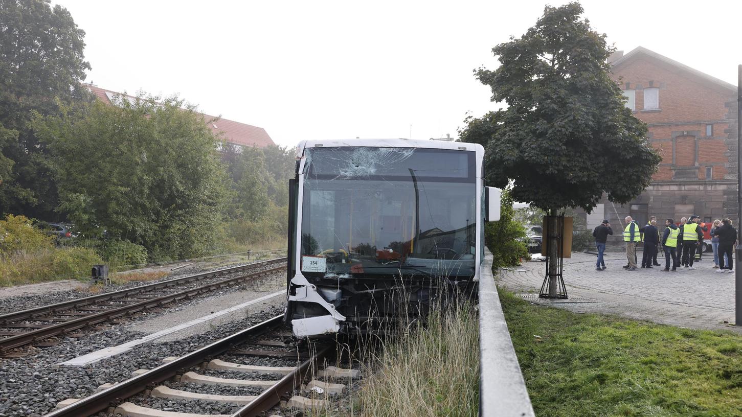 Nach dem Zusammenstoß mit einem Pkw ist ein Bus in Zirndorf im Landkreis Fürth auf den Bahngleisen gelandet.