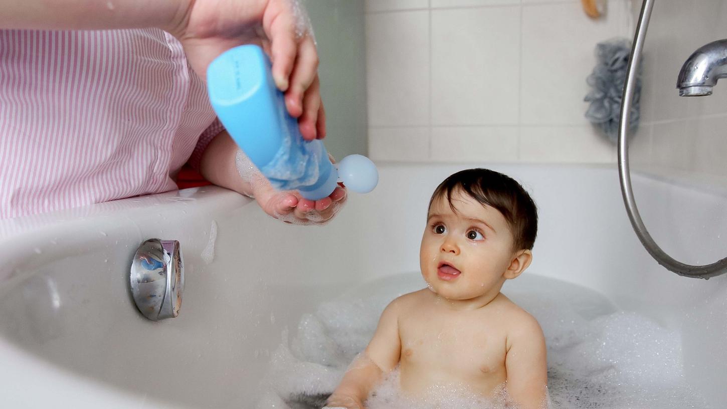 Endgegner Haarewaschen: Mit einem Kindershampoo, das wenig brennt und ziept, geht es leichter. Aber sie enthalten oft die gleichen problematischen Inhaltsstoffe wie Produkte für Erwachsene.