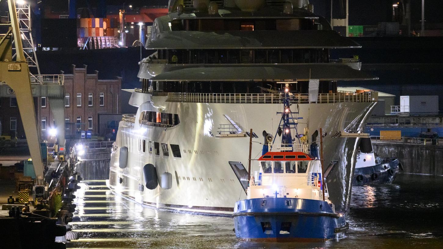 Hamburg: Die Luxusjacht «Dilbar» wird von Schleppern aus dem gefluteten Trockendock gezogen.
