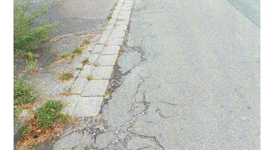 Endlich wird sie gemacht“, sagt Stadtrat Zeller, die Dorfstraße in Grubach
Endlich wird sie gemacht“, sagt Stadtrat Zeller, die Dorfstraße in Grubach