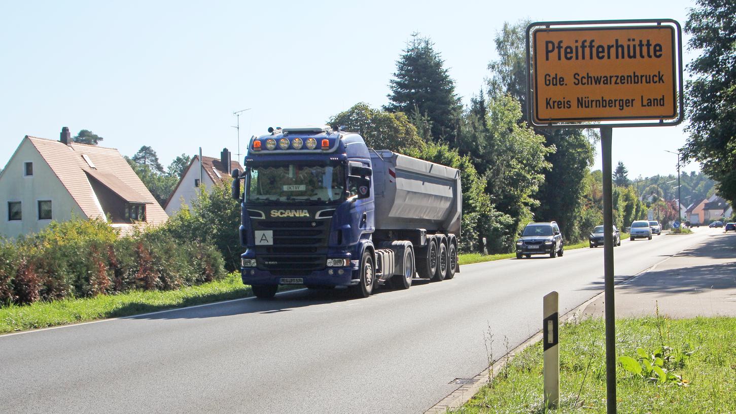 Hier am Ortseingang von Pfeifferhütte sieht der über 30 Jahre alte Bebauungsplan für das Gebiet am Mühlbachweg auf der linken Seite der B 8 eine Lärmschutzwand vor. Die wurde bis heute nicht gebaut. Hier am Ortseingang von Pfeifferhütte sieht der über 30 Jahre alte Bebauungsplan für das Gebiet am Mühlbachweg auf der linken Seite der B 8 eine Lärmschutzwand vor. Die wurde bis heute nicht gebaut.