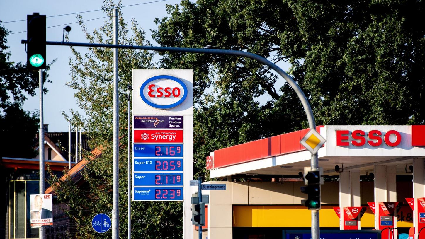 Seit der Tankrabatt ausgelaufen ist, wird es an der Zapfsäule auch für Bayerns Autofahrer wieder deutlich teurer.
Seit der Tankrabatt ausgelaufen ist, wird es an der Zapfsäule auch für Bayerns Autofahrer wieder deutlich teurer.