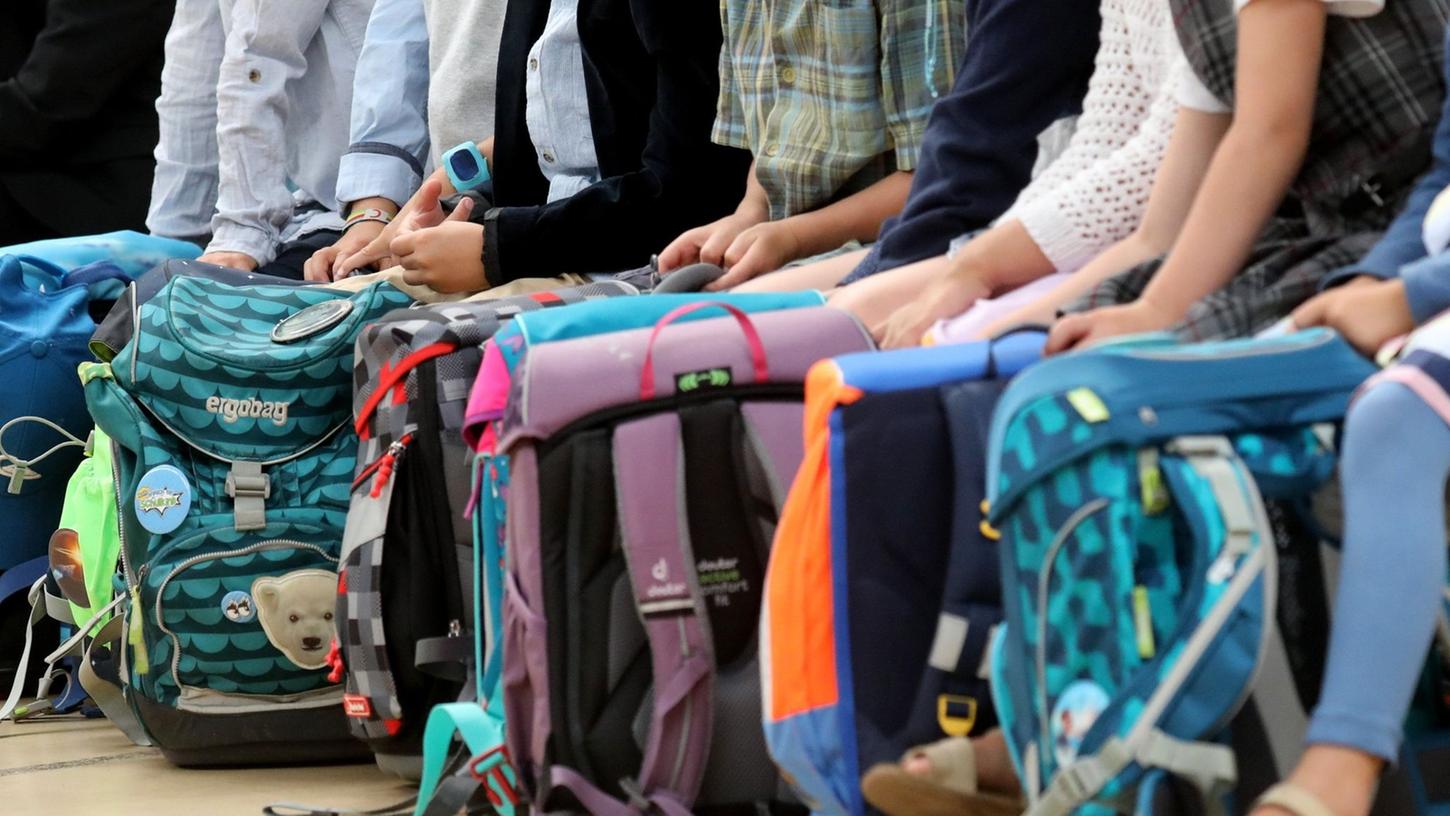 Kinder warten auf den Beginn der feierlichen Einschulung. Kinder und Jugendliche haben zunehmend mit Sprachstörungen zu kämpfen.