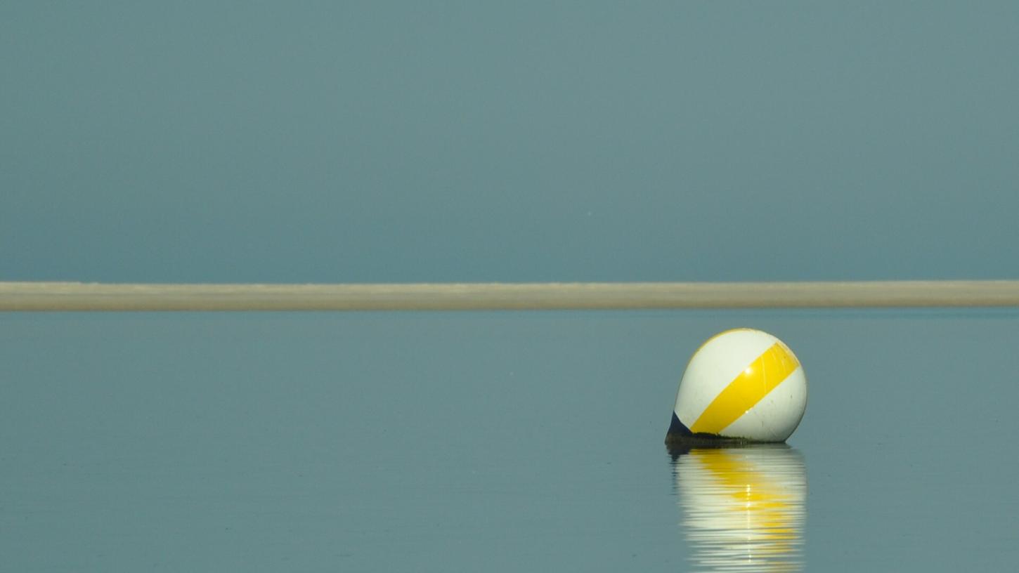 Die Boje, die bei Ebbe vor der hauchdünnen Horizontlinie eine zarte Spiegelung in den feuchten Untergrund haucht, ist das einzig greifbare Objekt in dieser Fotografie aus dem Kunstfenster des Fotoclubs Hersbrucker Land. Die Boje, die bei Ebbe vor der hauchdünnen Horizontlinie eine zarte Spiegelung in den feuchten Untergrund haucht, ist das einzig greifbare Objekt in dieser Fotografie aus dem Kunstfenster des Fotoclubs Hersbrucker Land.