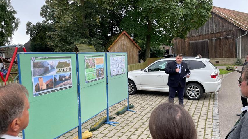 Simmershofens Bürgermeister Florian Hirsch stellt Auernhofen, sein Heimatdorf, vor.
