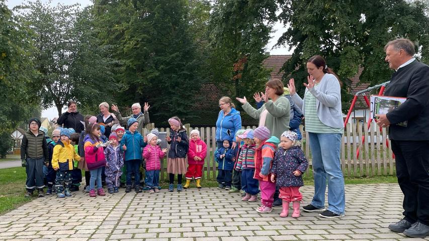 Kinder des Kindergartens begrüßen die Kommission mit einem Lied.

