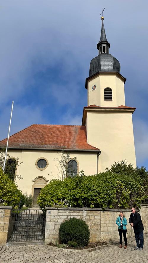 Die evangelische Kirche St. Blasius steht zentral im Dorf.