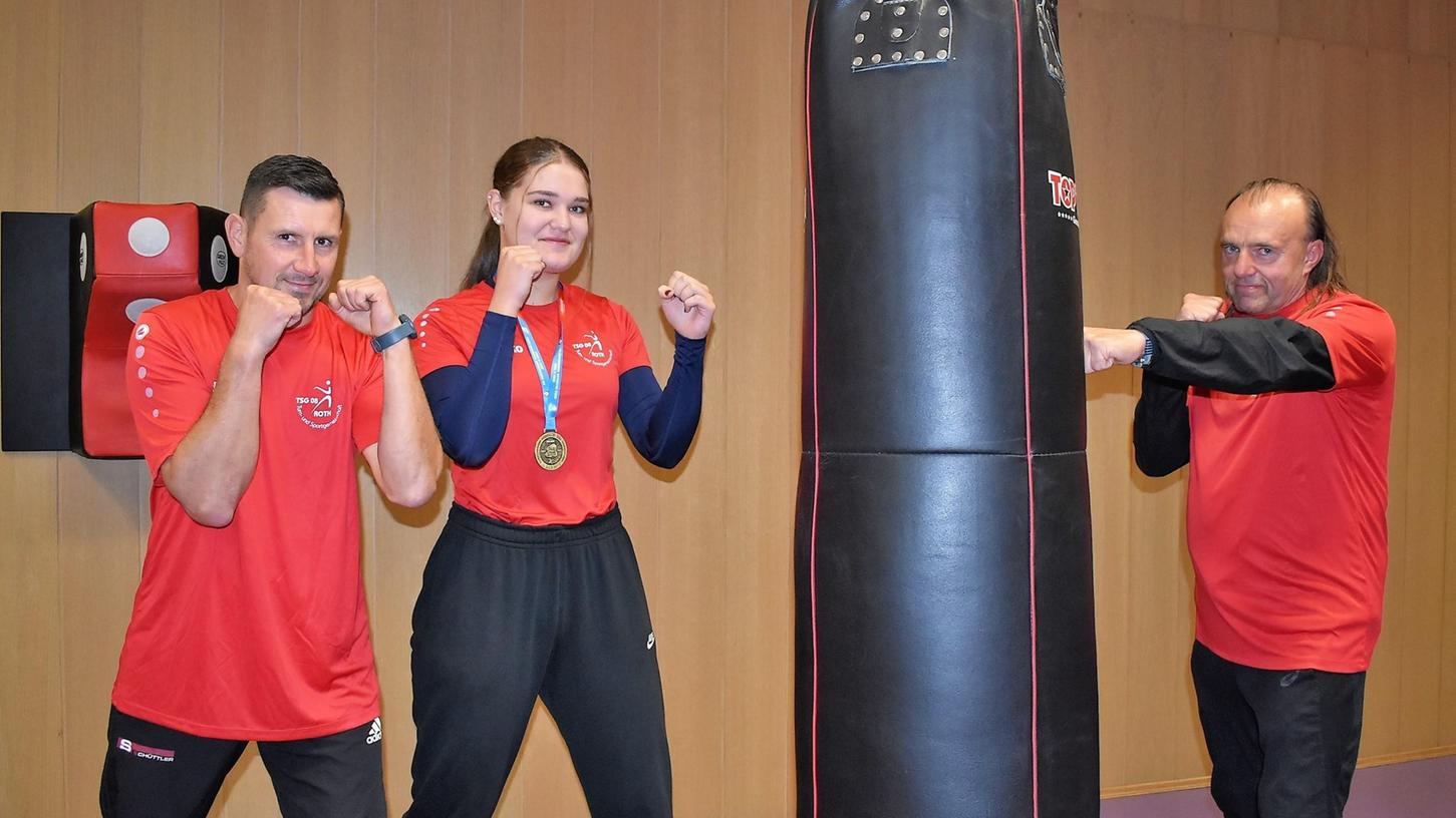 Wo alles begann: Victoria Gatt im „lila Saal“ der TSG 08 Roth mit ihren Trainern Manfred Rohde (re.) und Alexander Kindler (li.). Am Wochenende fliegt sie nach Italien zur U17-Europameisterschaft.
Wo alles begann: Victoria Gatt im „lila Saal“ der TSG 08 Roth mit ihren Trainern Manfred Rohde (re.) und Alexander Kindler (li.). Am Wochenende fliegt sie nach Italien zur U17-Europameisterschaft.