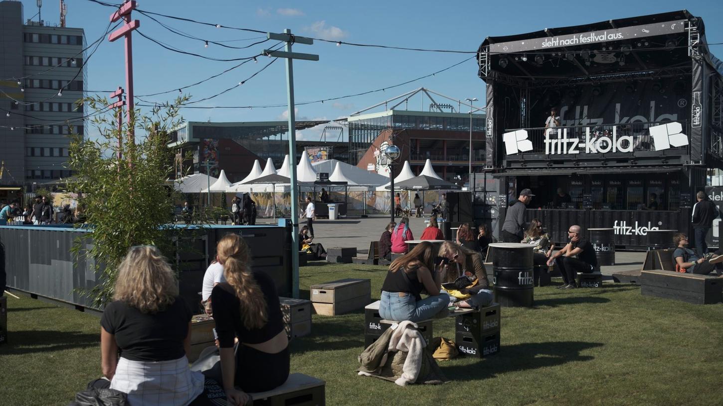 Besucher warten beim Reeperbahn-Festival auf die ersten Konzerte.