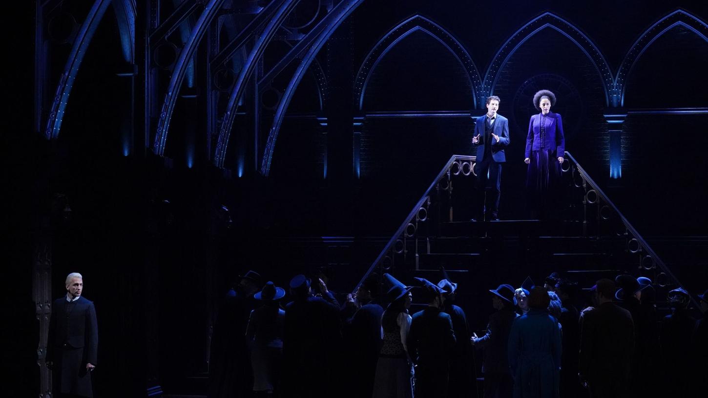 Die Schauspieler Markus Schöttl (hinten, oben links) als Harry Potter, Schauspielerin Jillian Anthony (hinten, oben rechts) als Hermine Granger, und Schauspieler Alen Hodzovic (vorne links) als Draco Malfoy proben eine Szene aus "Harry Potter und das verwunschene Kind". Die Schauspieler Markus Schöttl (hinten, oben links) als Harry Potter, Schauspielerin Jillian Anthony (hinten, oben rechts) als Hermine Granger, und Schauspieler Alen Hodzovic (vorne links) als Draco Malfoy proben eine Szene aus "Harry Potter und das verwunschene Kind".