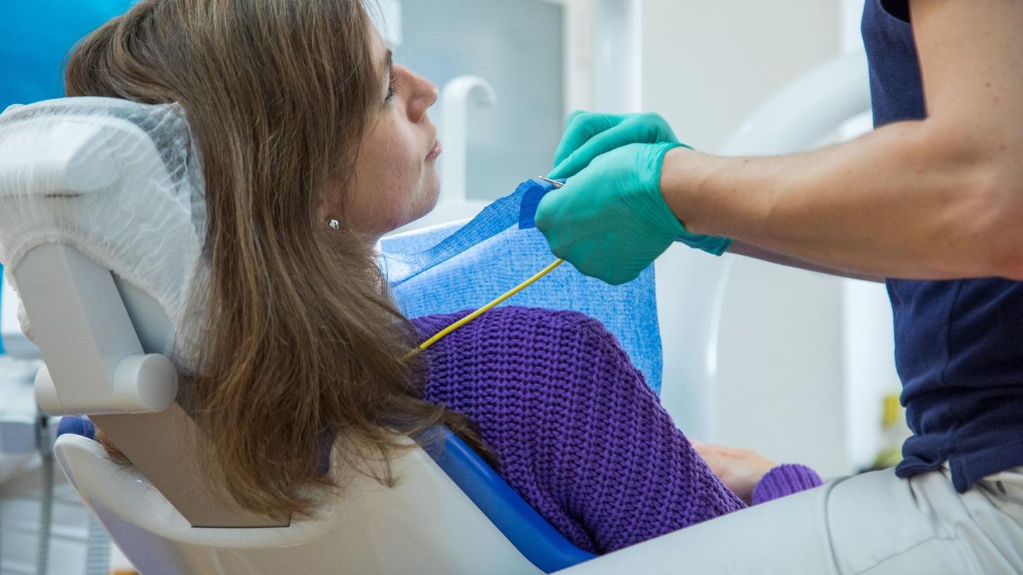 Patientinnen und Patienten können dazu beitragen, dass der Heilungsprozess nach der Weisheitszahn-OP möglichst gut verläuft. Patientinnen und Patienten können dazu beitragen, dass der Heilungsprozess nach der Weisheitszahn-OP möglichst gut verläuft.