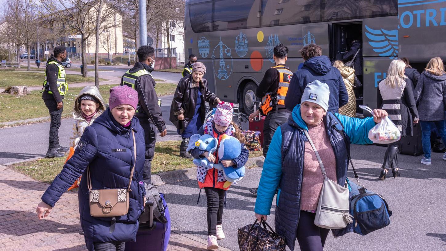 Ukrainische Flüchtlinge kommen im Ankerzentrum in Bamberg an. Die sieben bayerischen Ankerzentren, in denen Asylsuchende zeitweise untergebracht werden, sind im Moment aufgrund der hohen Zugangszahlen bereits zu rund 108 Prozent ausgelastet. Ukrainische Flüchtlinge kommen im Ankerzentrum in Bamberg an. Die sieben bayerischen Ankerzentren, in denen Asylsuchende zeitweise untergebracht werden, sind im Moment aufgrund der hohen Zugangszahlen bereits zu rund 108 Prozent ausgelastet.
