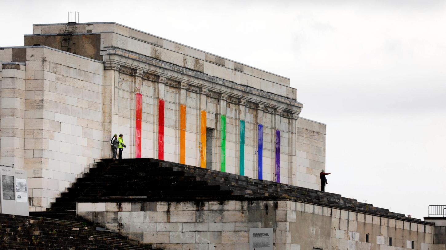 Kunst auf dem Reichsparteitagsgelände ist eine ebenso umstrittenes Thema wie die Meinungsfreiheit bei Auftritten auf dem Areal. Das sogenannte Regenbogen-Präludium, im Oktober 2020 an der Zeppelintribüne angebracht, wurde jedenfalls von der Stadt sofort entfernt.