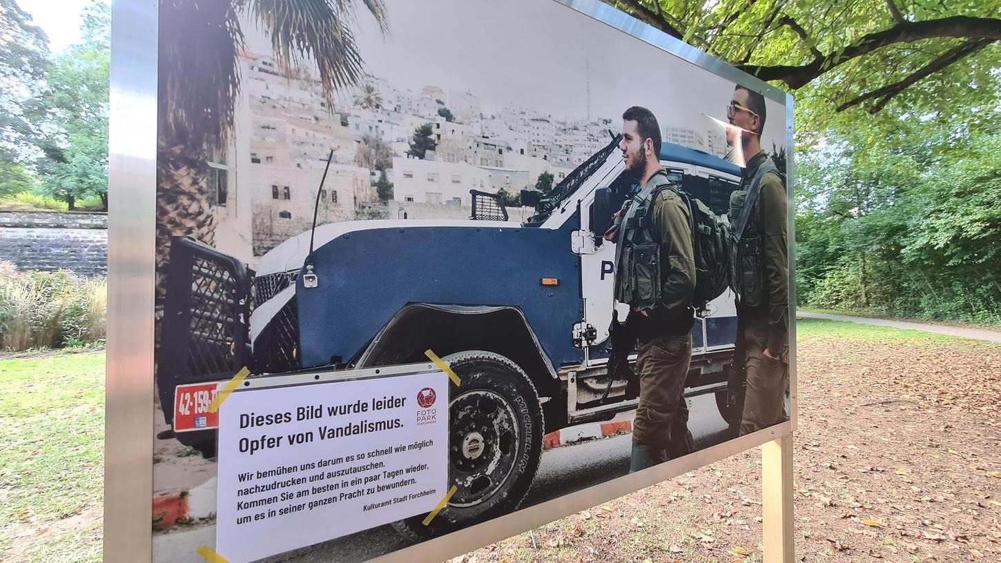 Das beschädigte Foto-Kunstwerk soll bald erneuert werden.
Das beschädigte Foto-Kunstwerk soll bald erneuert werden.