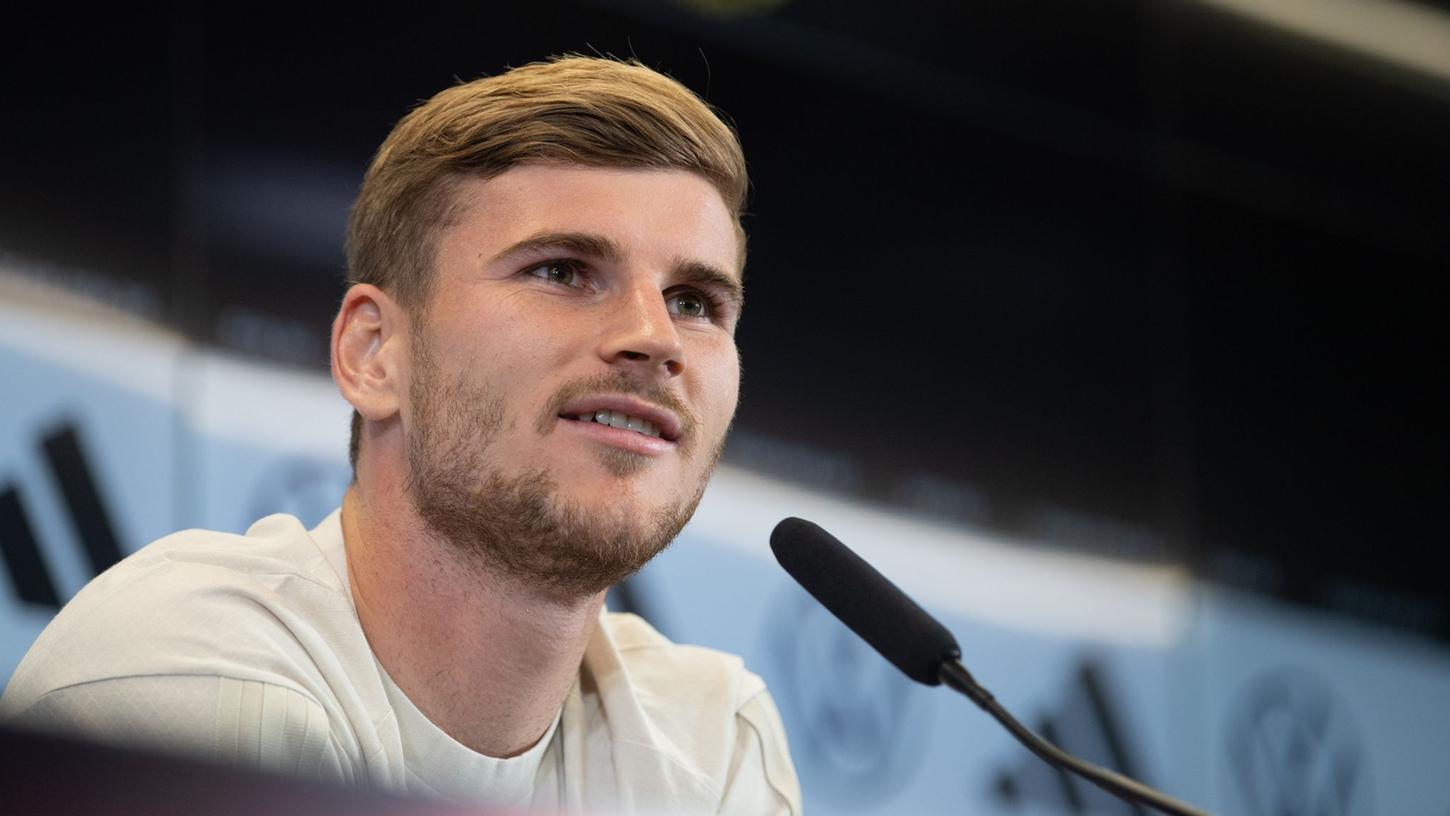Nationalspieler Timo Werner sitzt während der DFB-Pressekonferenz auf dem Podium. Nationalspieler Timo Werner sitzt während der DFB-Pressekonferenz auf dem Podium.