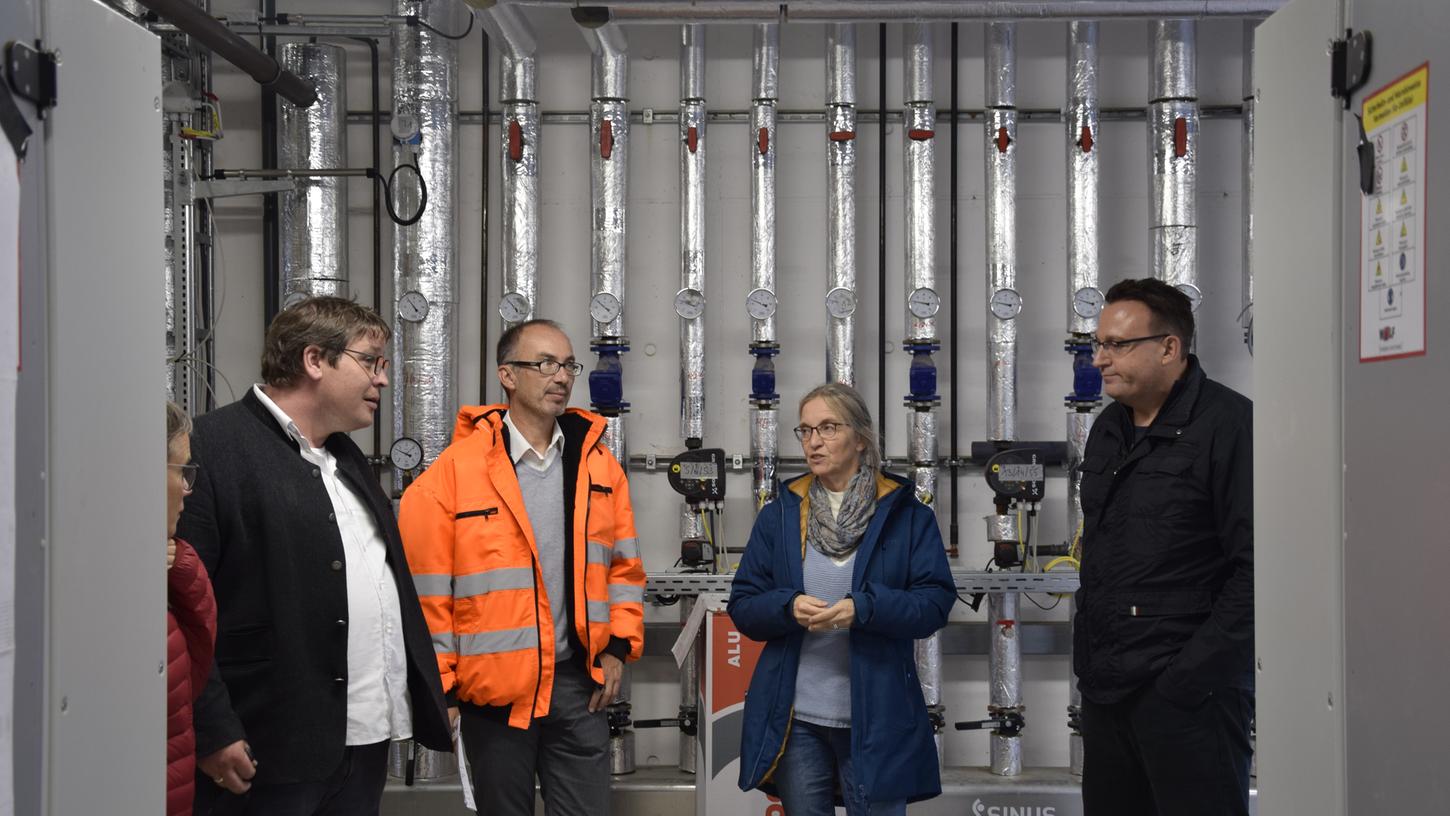 Planerin Regine Schatz (zweite von rechts) erklärt die Funktionalität des Blockheizkraftwerks. Mit auf dem Bild (von links): Dr. Tosca Zech, Björn Reese, Horst Wagner und Thomas Dietz.