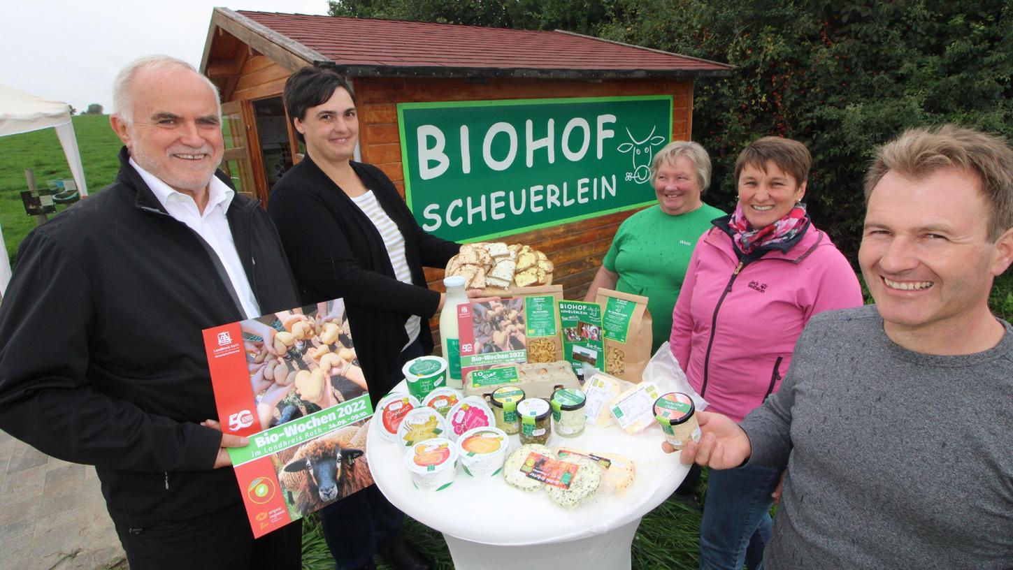 Machen die Biowochen schmackhaft: Landrat Herbert Eckstein (links), Mitarbeiterin Andrea Persson von der Wirtschaftsförderung (Zweite von rechts), das Biohof-Ehepaar Judith (Zweite von links) und Christian Scheuerlein (rechts) und Mutter Walli (Mitte).  