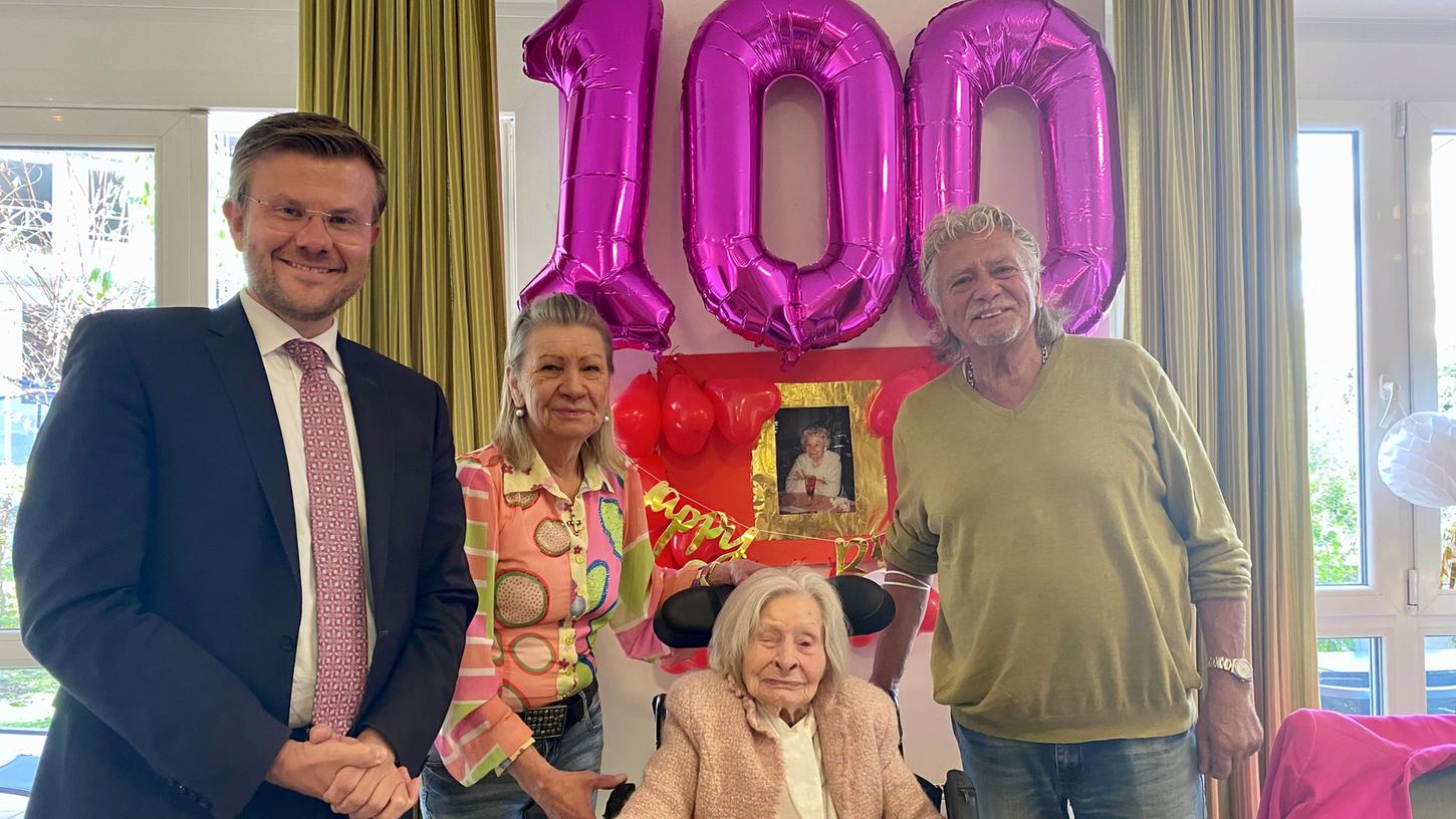 Im Wohn- und Pflegezentrum Ludwigstor feierte Lieselotte Schacht ihren 100. Geburtstag. Neben Oberbürgermeister Marcus König (li.) verbrachten ihre beiden Kinder Regina Krug und Robbin Schacht diesen besonderen Tag mit der Hochbetagten.
