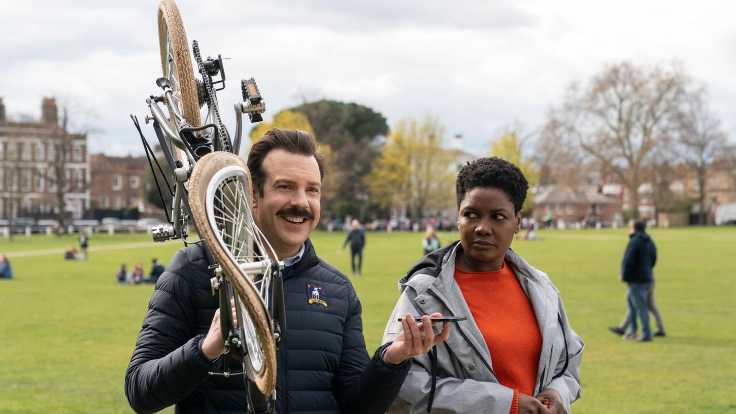 Jason Sudeikis als Ted Lasso und Sarah Niles als Sharon in "Ted Lasso". Jason Sudeikis als Ted Lasso und Sarah Niles als Sharon in "Ted Lasso".