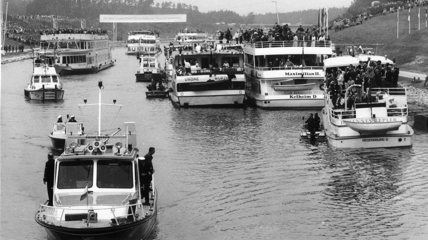 Schiffsparade bei Pierheim anlässlich der Einweihung des Main-Donau-Kanals vor genau 30 Jahren.   
