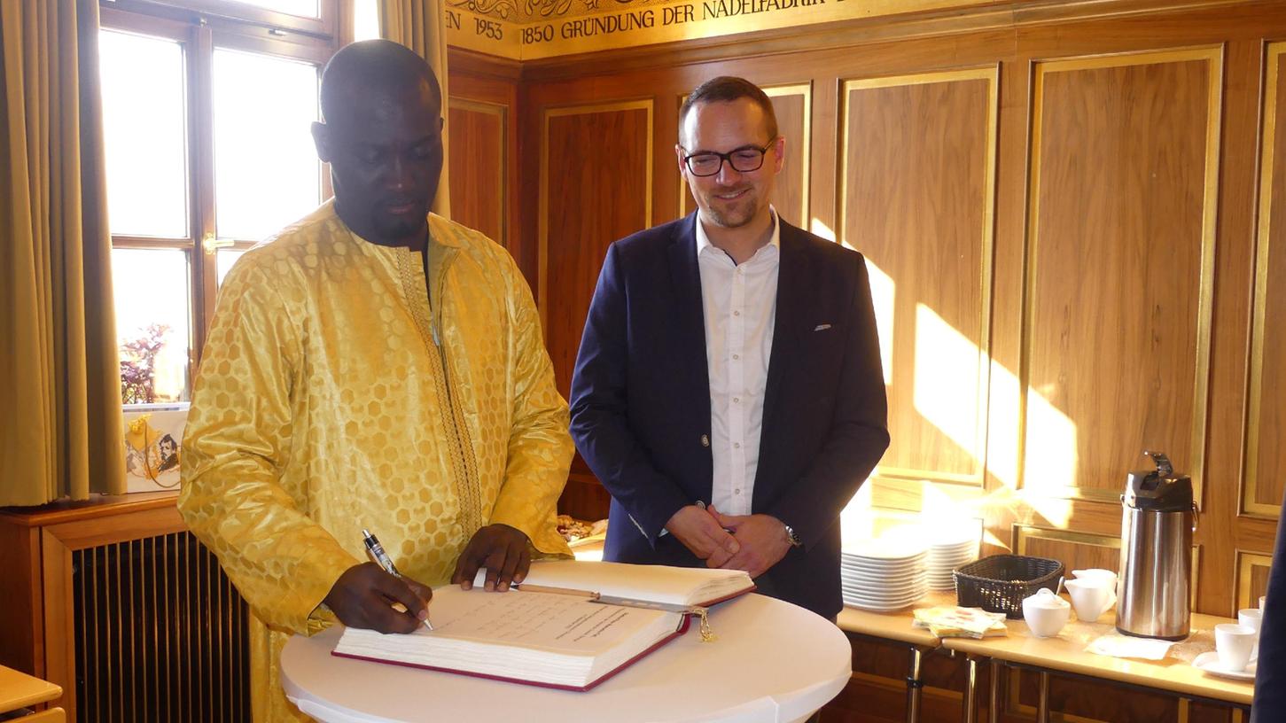 Eine Widmung zur Erinnerung an den Besuch: Papa Mamadou Fall aus Gossas wurde von OB Peter Reiß im Goldenen Saal empfangen.
Eine Widmung zur Erinnerung an den Besuch: Papa Mamadou Fall aus Gossas wurde von OB Peter Reiß im Goldenen Saal empfangen.