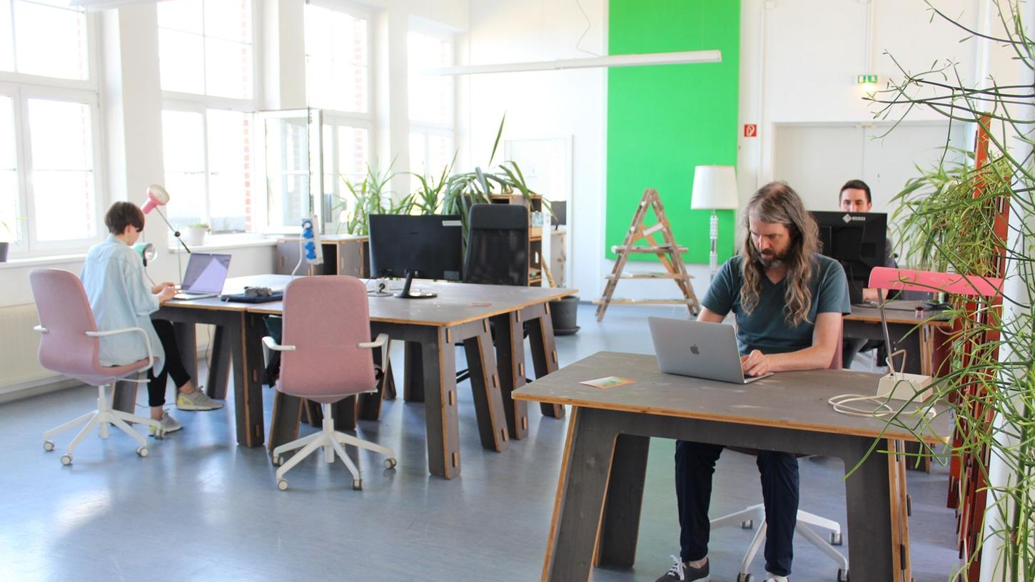Menschen arbeiten im Coworking-Space im Technologie- und Gewerbezentrum Prignitz (TGZ). Menschen arbeiten im Coworking-Space im Technologie- und Gewerbezentrum Prignitz (TGZ).