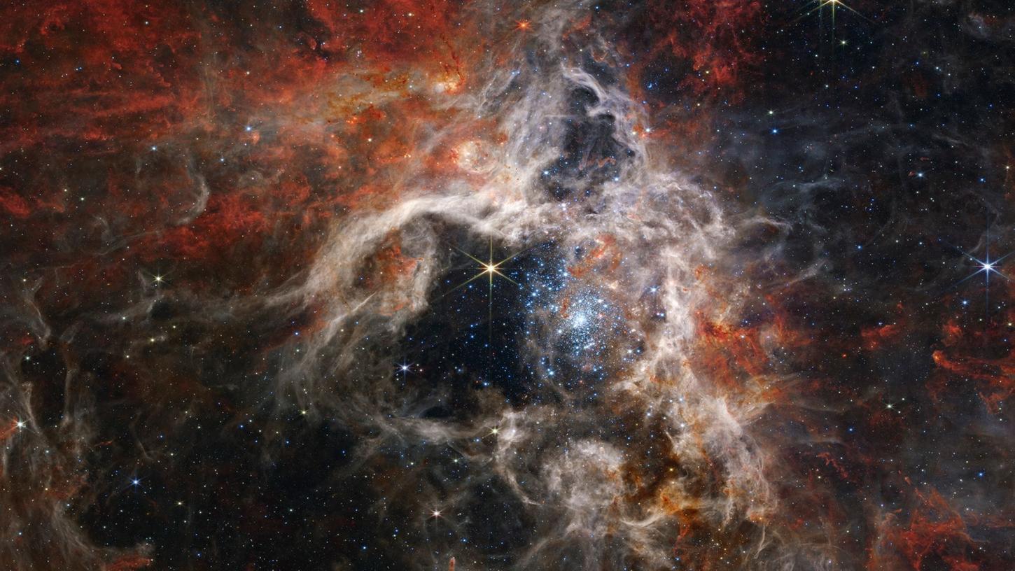 Dieses von der NASA veröffentlichte Bild zeigt die Sternentstehungsregion des Tarantula-Nebels, aufgenommen vom James Webb Space Telescope. Dieses von der NASA veröffentlichte Bild zeigt die Sternentstehungsregion des Tarantula-Nebels, aufgenommen vom James Webb Space Telescope.