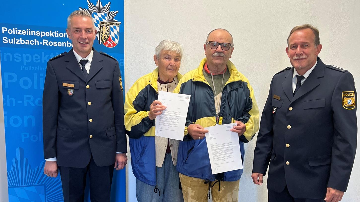 v.l. Kriminalhauptkommissar Norbert Groß, Frau Brigitte Schoberl, Herr Klaus Schoberl, Erster Polizeihauptkommissar Michael Kernebeck.
v.l. Kriminalhauptkommissar Norbert Groß, Frau Brigitte Schoberl, Herr Klaus Schoberl, Erster Polizeihauptkommissar Michael Kernebeck.