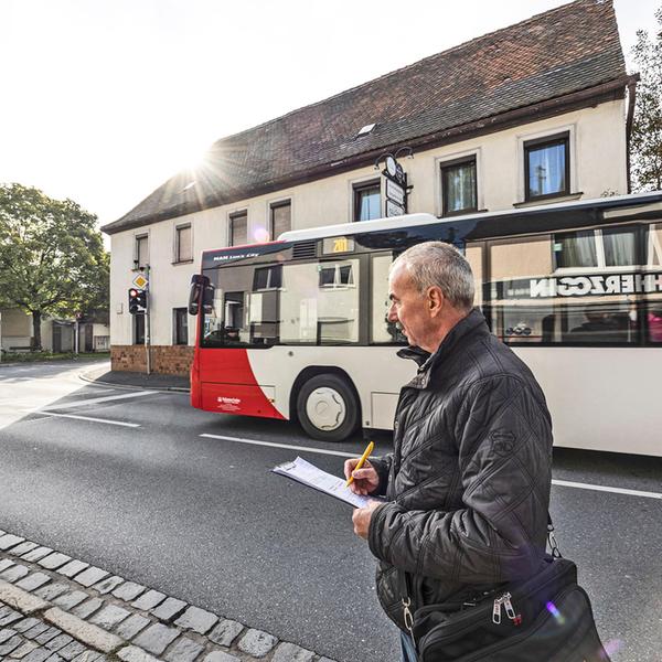 ROBERT ERHARDT ZÄHLT IN NIEDERNDORF DEN VERKEHR