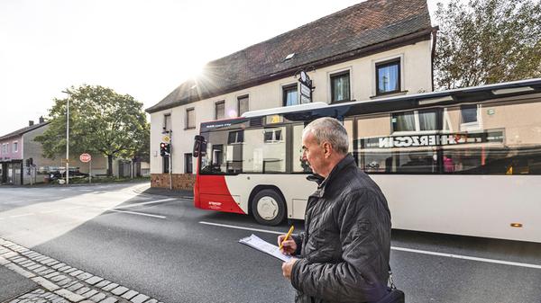 ROBERT ERHARDT ZÄHLT IN NIEDERNDORF DEN VERKEHR