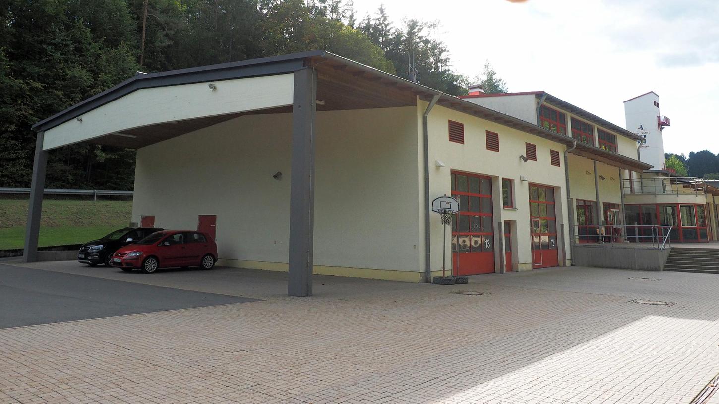 Die Feuerwehr Pegnitz hat einen überdachten Stellplatz, bei dem die Rück- und Seitenwand ergänzt sowie auf der Vorderseite um ein Tor erweitert werden soll.
Die Feuerwehr Pegnitz hat einen überdachten Stellplatz, bei dem die Rück- und Seitenwand ergänzt sowie auf der Vorderseite um ein Tor erweitert werden soll.