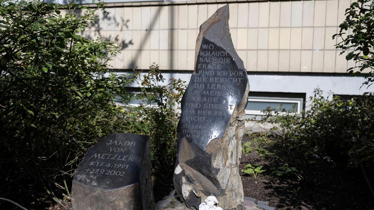 Der Gedenkstein für den ermordeten Jakob von Metzler an dessen ehemaliger Schule in Frankfurt-Sachsenhausen.