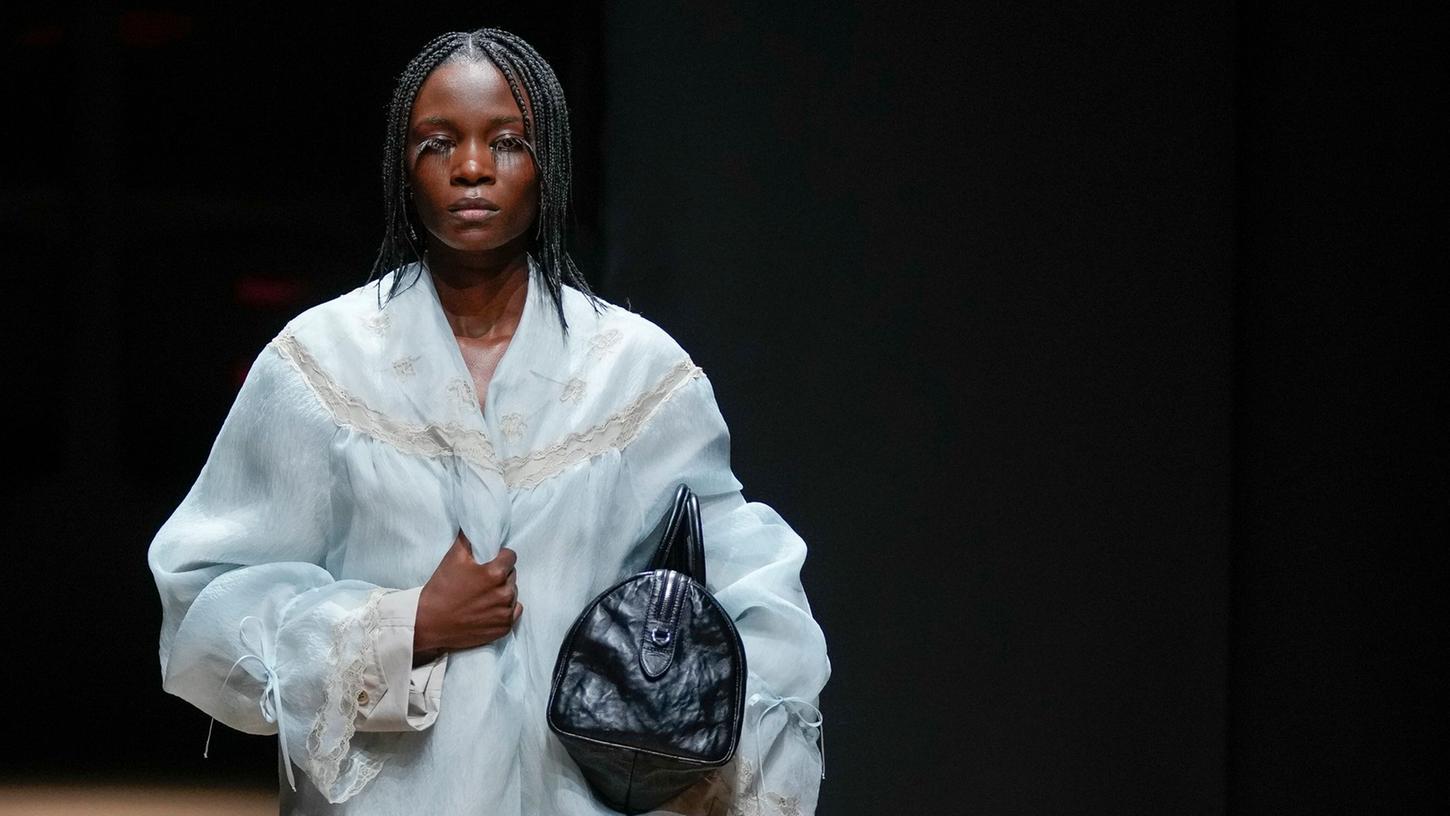 Ein Model trägt eine Kreation aus der Frühjahr-Sommer-Kollektion 2023 von Prada. Ein Model trägt eine Kreation aus der Frühjahr-Sommer-Kollektion 2023 von Prada.