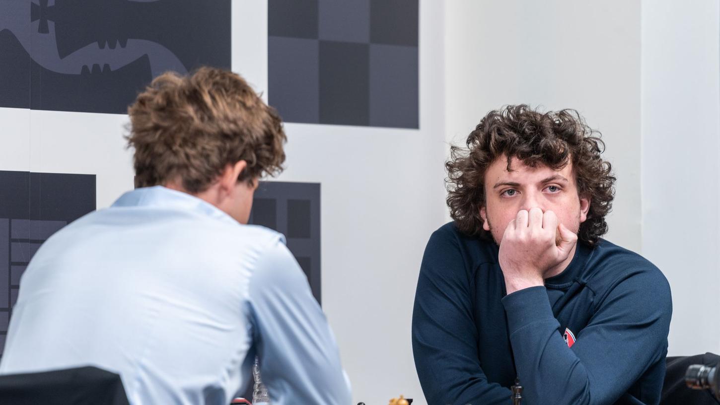 Magnus Carlsen (l) und Hans Niemann. Magnus Carlsen (l) und Hans Niemann.
