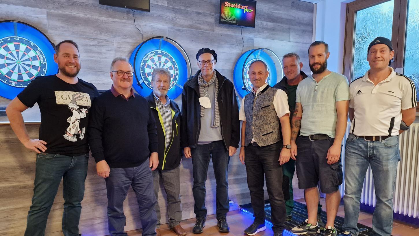 Winkelhaids Darts-Abteilung bei der Eröffnung der Spielstätte mit Bürgermeister Michael Schmidt (Fünfter von links).