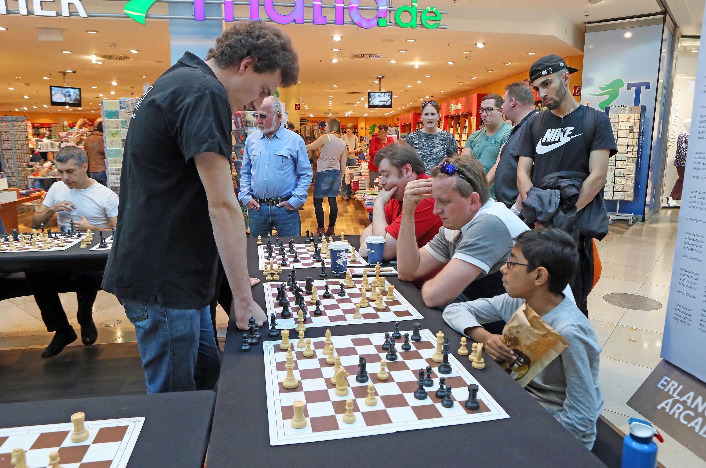 Schach simultan. IGM Leon Mons spielt simultan gegen zwölf Gegner in den Erlangen Arcaden.