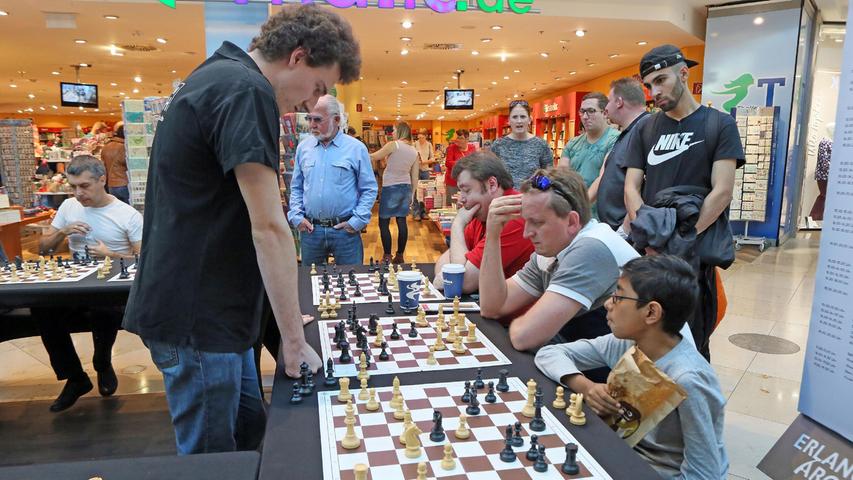 Schach simultan. IGM Leon Mons spielt simultan gegen zwölf Gegner in den Erlangen Arcaden.