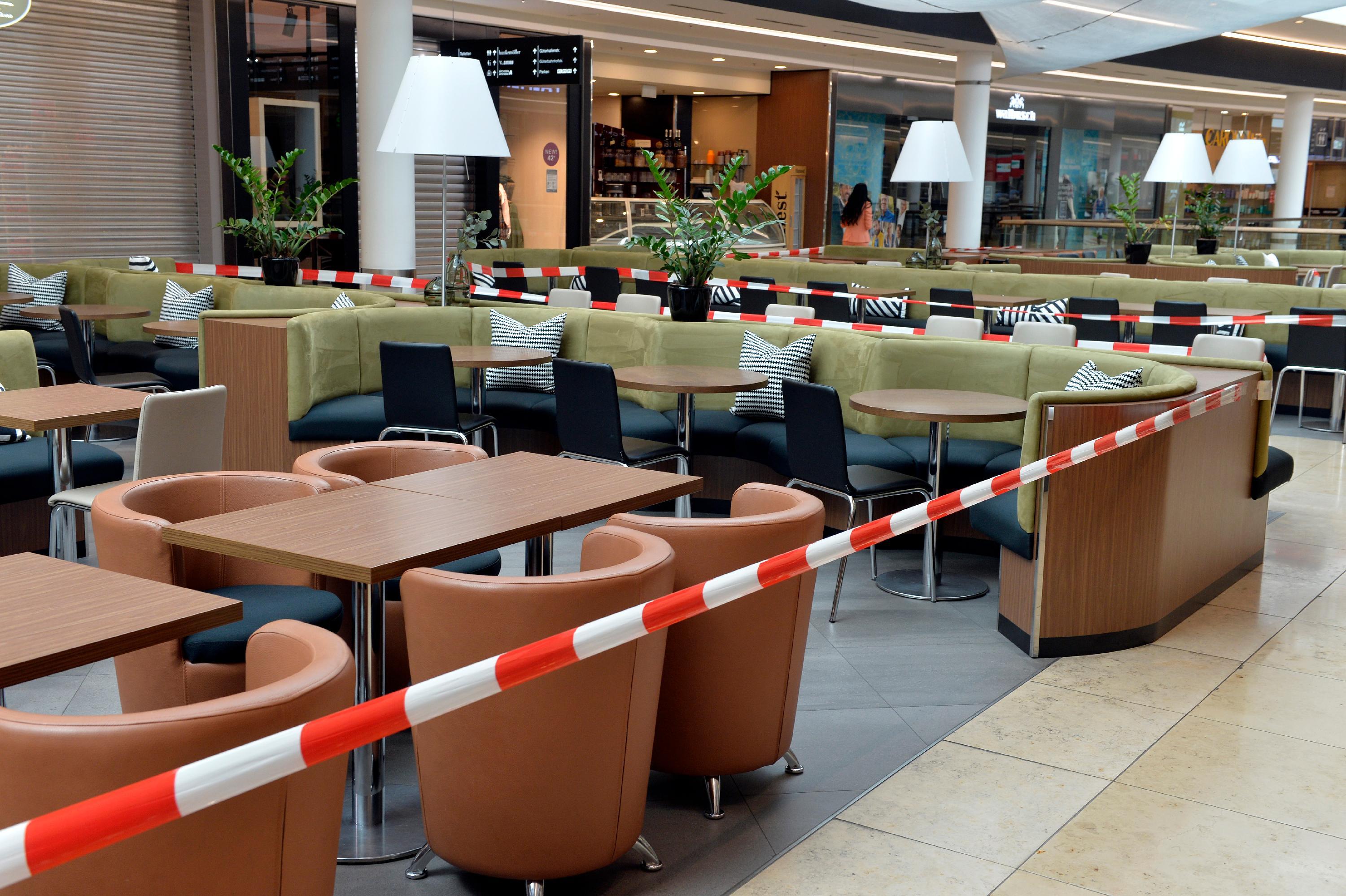 Die Pandemie ist auch in den Erlangen Arcaden angekommen: die meisten Geschäfte sind während des Lockwowns in der Mall sind geschlossen, die Gastro-Bereiche abgesperrt.