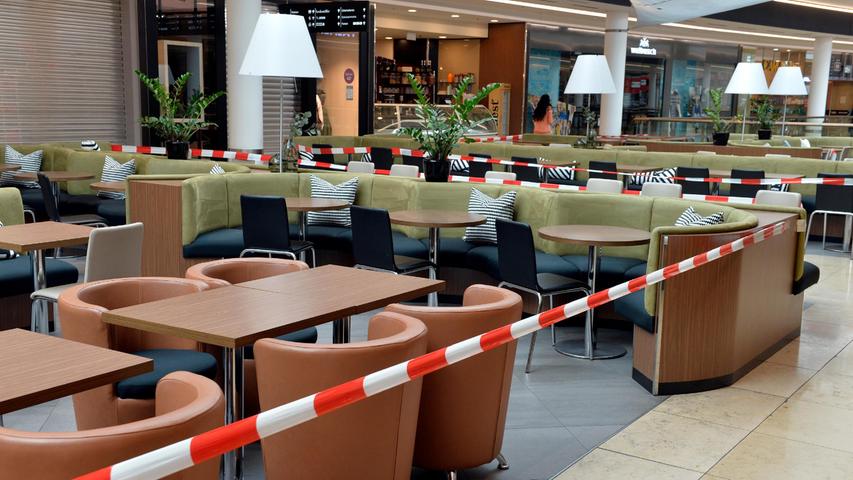 Die Pandemie ist auch in den Erlangen Arcaden angekommen: die meisten Geschäfte sind während des Lockwowns in der Mall sind geschlossen, die Gastro-Bereiche abgesperrt.