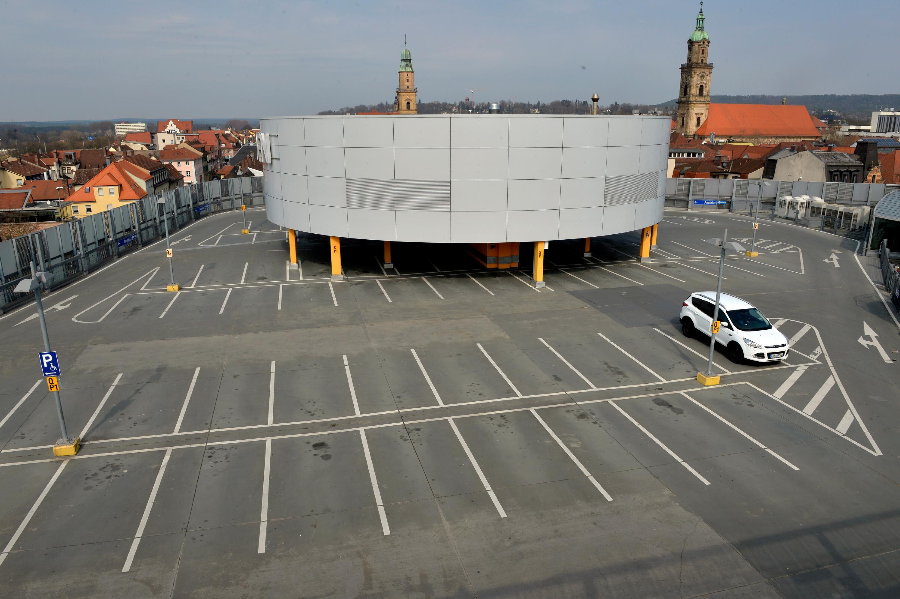 Dort, wo es normalerweise rappelvoll mit geparkten Autos ist, herrscht während des Lockdowns gähnende Leere.  