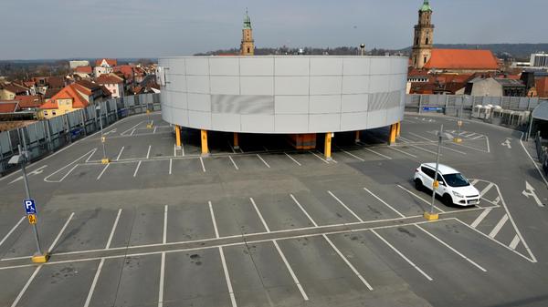 Dort, wo es normalerweise rappelvoll mit geparkten Autos ist, herrscht während des Lockdowns gähnende Leere.